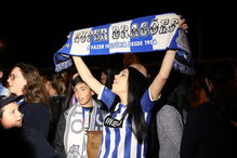 Jogadores do FC Porto fazem a festa com adeptos em Espinho