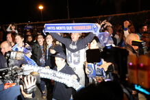 Jogadores do FC Porto fazem a festa com adeptos em Espinho