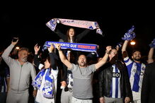 Jogadores do FC Porto fazem a festa com adeptos em Espinho