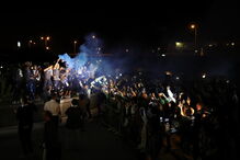 Jogadores do FC Porto fazem a festa com adeptos em Espinho