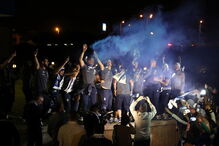 Jogadores do FC Porto fazem a festa com adeptos em Espinho