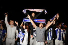 Jogadores do FC Porto fazem a festa com adeptos em Espinho