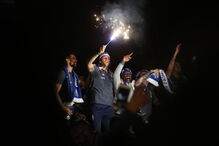 Jogadores do FC Porto fazem a festa com adeptos em Espinho