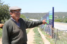 Placas mal colocadas não protegem casa de João Gonçalves do barulho da estrada, em Olhão