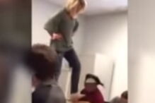 Professora filmada a acordar aluno demite-se
