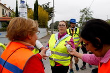 Voluntária distribui garrafas de água por um grupo de peregrinos proveniente de Felgueiras durante a passagem por Coimbra