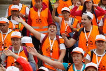 Grupo de peregrinos animados durante a procissão a pé