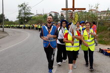 Peregrinos provenientes de Felgueiras em marcha pelas estradas de Coimbra durante a procissão