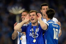 Casillas celebra o título de campeão pelo FC Porto com colegas e família