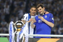 Casillas celebra o título de campeão pelo FC Porto com colegas e família