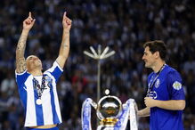 Casillas celebra o título de campeão pelo FC Porto com colegas e família
