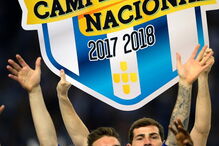 Casillas celebra o título de campeão pelo FC Porto com colegas e família