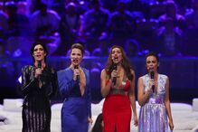 Apresentadoras da Eurovisão no palco da Altice Arena