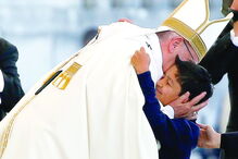 Lucas abaraça o papa Francisco no centenário de Fátima