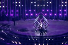 Homem entra em palco e 