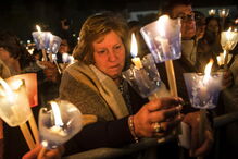 Peregrinos participam na Procissão das Velas no Santuário de Fátima