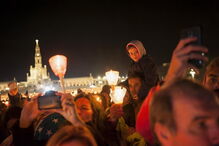 Peregrinos participam na Procissão das Velas no Santuário de Fátima