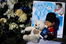 Multidão na despedida emotiva a Alfie Evans