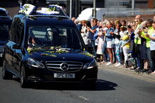 Multidão na despedida emotiva a Alfie Evans