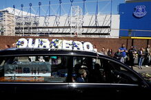 Multidão na despedida emotiva a Alfie Evans