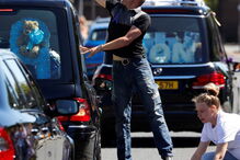 Multidão na despedida emotiva a Alfie Evans