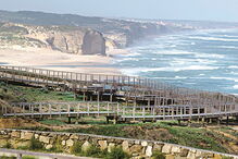 Passadiços de madeira permitem percorrer as arribas e contemplar a deslumbrante vista
