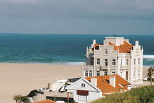 Um palacete que data do início do século XX está agora transformado numa luxuosa e moderna moradia. É uma atração nesta zona de praia 