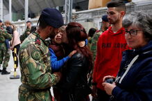 Militares despedem-se das namoradas