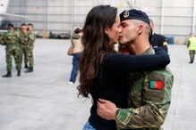 Militares despedem-se das namoradas