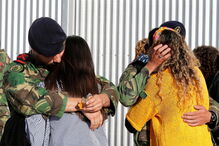 Militares despedem-se das namoradas