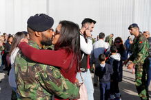 Militares despedem-se das namoradas