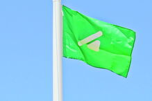 Bandeira com sinalética para população daltónica