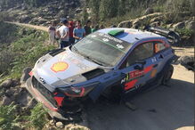 Carro de Hayden Paddon ficou neste estado após acidente no Rali de Portugal
