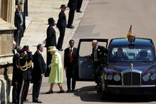 Rainha Isabel II chega à capela