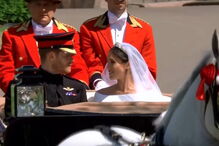 Recém-casados Harry e Meghan acenam à multidão em carruagem