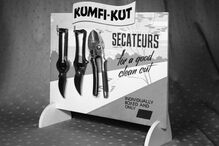 Mulher corta pénis do namorado com tesoura de podar