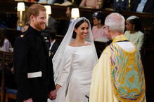 Depois de meses de especulação, ao meio dia de hoje foi finalmente revelado o vestido de Meghan Markle