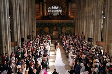 Meghan usou um véu de seda branca de cinco metros de comprimento e que incluía detalhes florais únicos, bordados à mão