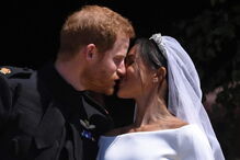 Harry e Meghan selaram casamento com vários beijos