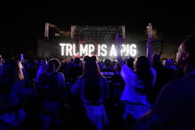 Roger Waters ao vivo com frase em que chama porco a Trump