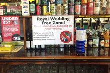 No bar foram colocados diversos posters que servem de 