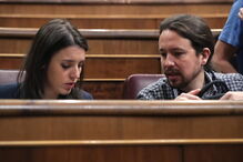 Pablo Iglesias e Irene Montero no parlamento de Espanha