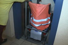 Único elevador em funcionamento no prédio não tem espaço para servir moradores com cadeiras de rodas elétricas