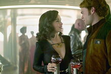 Emilia Clarke, de ‘A Guerra dos Tronos’, é a amada Qi’Ra