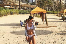 Maria Barros, mulher de Pizzi, mostra a boa forma na praia