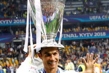 Cristiano Ronaldo comemora o seu quinto troféu na Liga dos Campeões