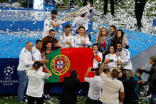 O beijo apaixonado de Ronaldo e Georgina após vitória em Kiev