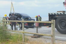 Carro a ser retirado da Ria de Aveiro após despiste que matou uma pessoa