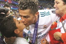 CR7 em momento de ternura com o filho