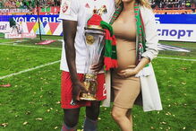 Jogador e a modelo belga casaram em julho do ano passado